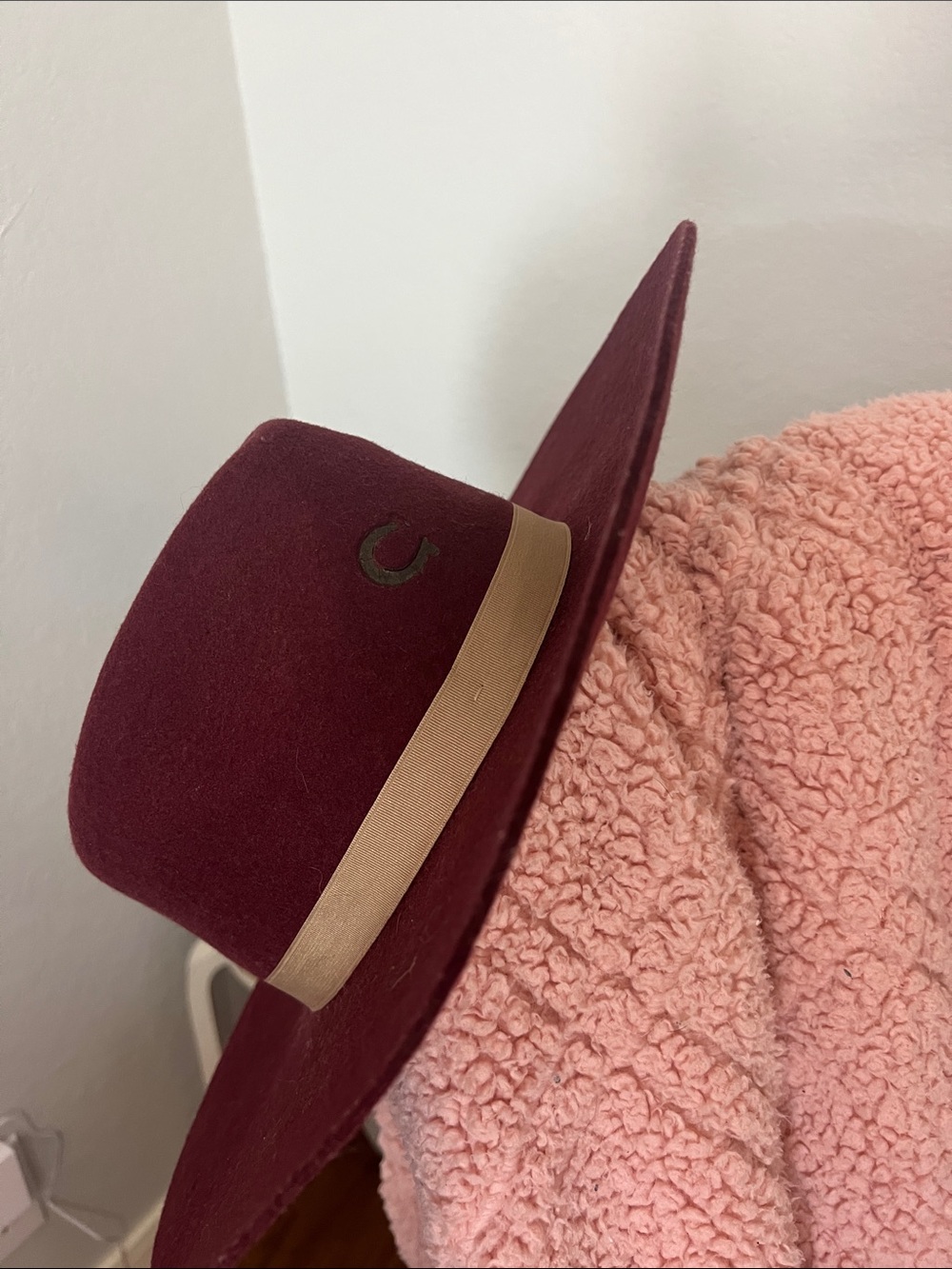 Charlie 1 Horse “ Highway” wool felt hat in Burgundy with Tan Band size M - Picture 2 of 5